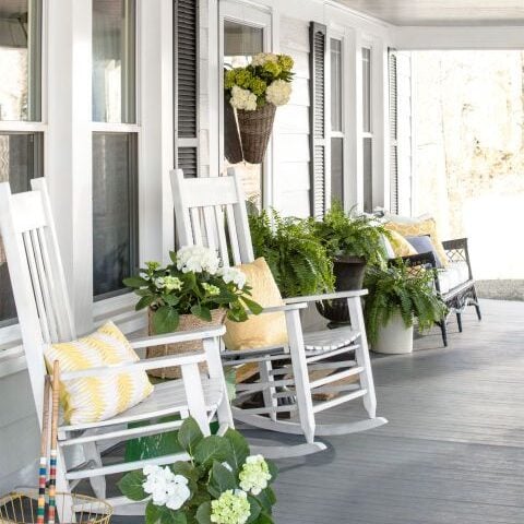 A pretty mix of yellow and greens on this spring front porch. #spring #springporch #springdecorating #springfrontporch