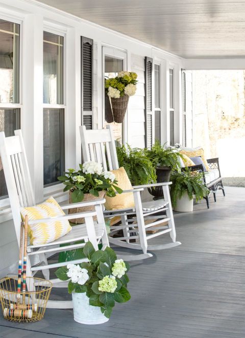 A pretty mix of yellow and greens on this spring front porch. #spring #springporch #springdecorating #springfrontporch