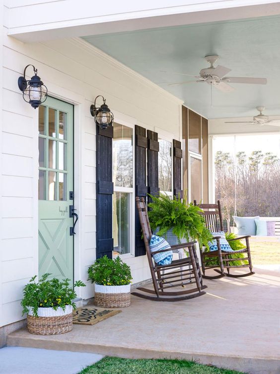 Such beautiful rustic touches! #spring #springporch #springdecorating #springfrontporch