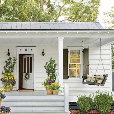 Love the pop of spring flowers on this front porch! #spring #springporch #springdecorating #springfrontporch
