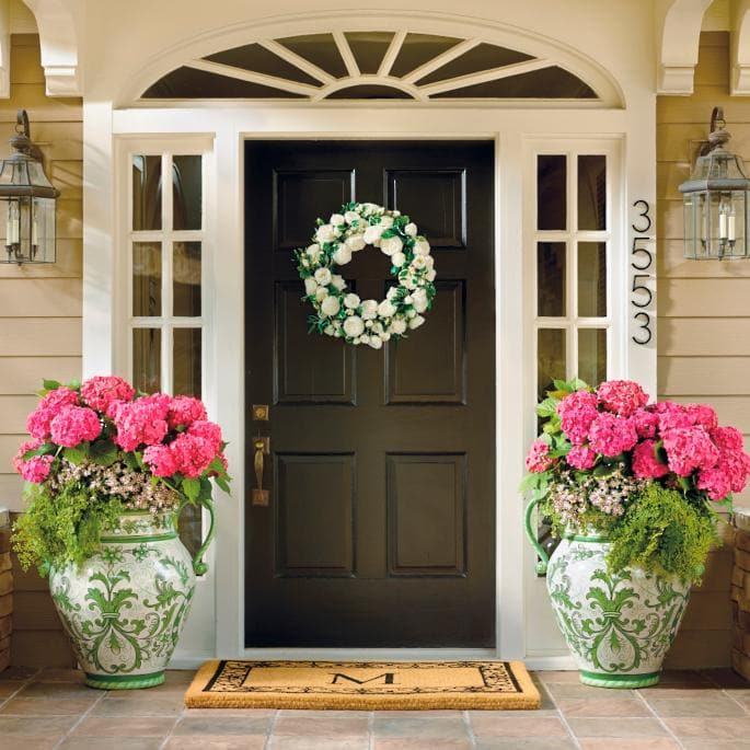 These oversized urns are incredible! #spring #springporch #springdecorating #springfrontporch