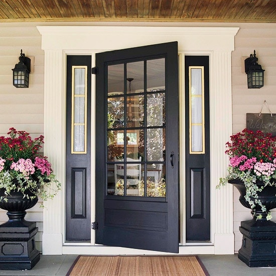 Matching urns to the door color is just gorgeous!! #spring #springporch #springdecorating #springfrontporch