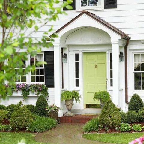 Such a gorgeous pop of color on this spring door. #spring #springporch #springdecorating #springfrontporch