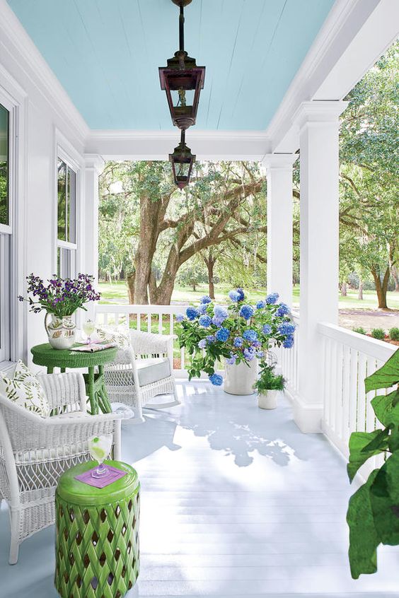 Just love the gorgeous turquoise color of the ceiling of this spring front porch! #spring #springporch #springdecorating #springfrontporch