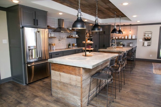 Tour these 20 modern farmhouse kitchens to understand how the farmhouse style really does work well with modern decor, especially to get Fixer Upper style. #kitchen #farmhouse #farmhousekitchen #kitchendesignideas #farmhousestyle #kitchencabinets #kitchendecor