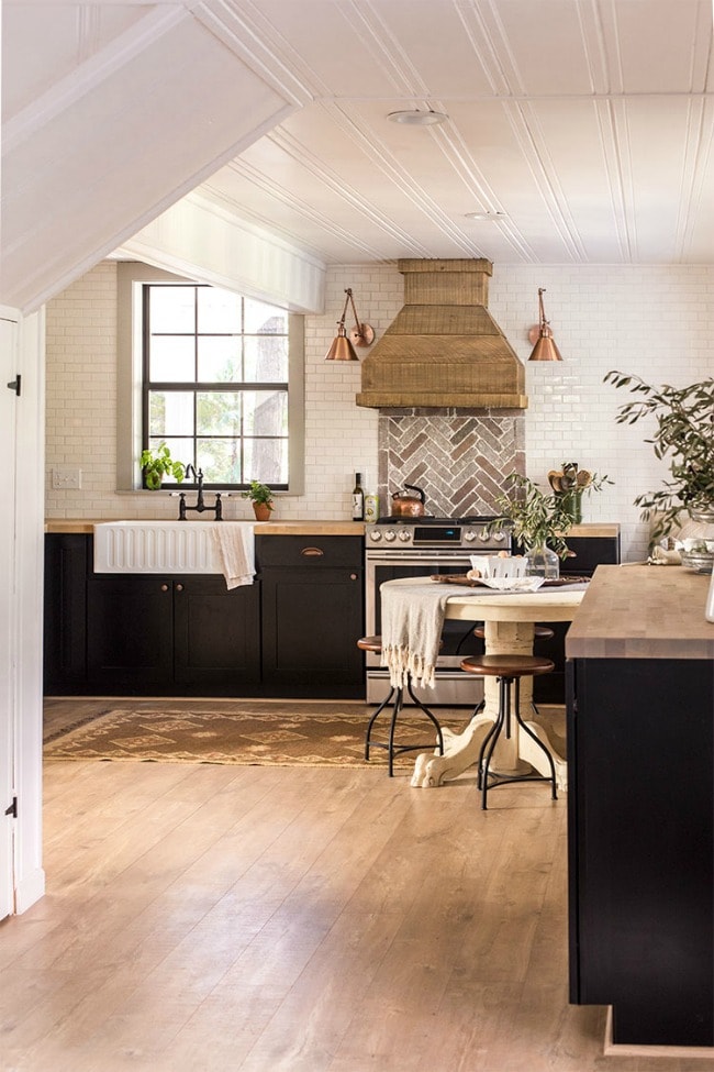 Tour these 20 modern farmhouse kitchens to understand how the farmhouse style really does work well with modern decor, especially to get Fixer Upper style. #kitchen #farmhouse #farmhousekitchen #kitchendesignideas #farmhousestyle #kitchencabinets #kitchendecor
