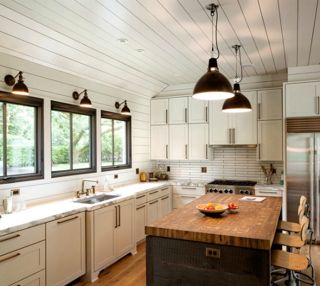 Tour these 20 modern farmhouse kitchens to understand how the farmhouse style really does work well with modern decor, especially to get Fixer Upper style. #kitchen #farmhouse #farmhousekitchen #kitchendesignideas #farmhousestyle #kitchencabinets #kitchendecor