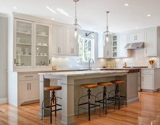 Tour these 20 modern farmhouse kitchens to understand how the farmhouse style really does work well with modern decor, especially to get Fixer Upper style. #kitchen #farmhouse #farmhousekitchen #kitchendesignideas #farmhousestyle #kitchencabinets #kitchendecor