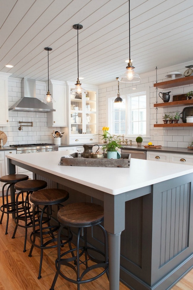 Tour these 20 modern farmhouse kitchens to understand how the farmhouse style really does work well with modern decor, especially to get Fixer Upper style. #kitchen #farmhouse #farmhousekitchen #kitchendesignideas #farmhousestyle #kitchencabinets #kitchendecor