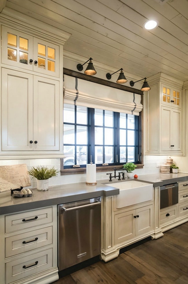 Tour these 20 modern farmhouse kitchens to understand how the farmhouse style really does work well with modern decor, especially to get Fixer Upper style. #kitchen #farmhouse #farmhousekitchen #kitchendesignideas #farmhousestyle #kitchencabinets #kitchendecor