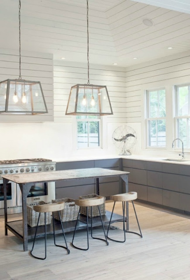 Tour these 20 modern farmhouse kitchens to understand how the farmhouse style really does work well with modern decor, especially to get Fixer Upper style. #kitchen #farmhouse #farmhousekitchen #kitchendesignideas #farmhousestyle #kitchencabinets #kitchendecor