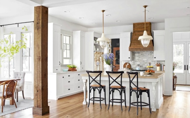 Tour these 20 modern farmhouse kitchens to understand how the farmhouse style really does work well with modern decor, especially to get Fixer Upper style. #kitchen #farmhouse #farmhousekitchen #kitchendesignideas #farmhousestyle #kitchencabinets #kitchendecor