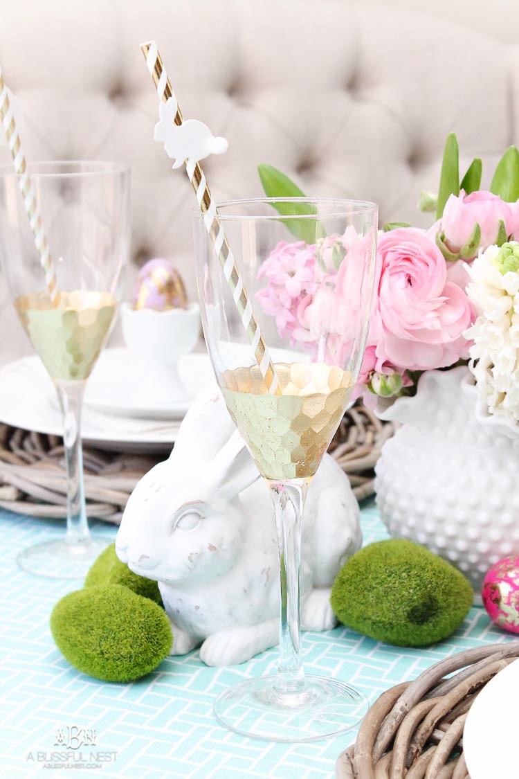 Love these bold and colorful Easter table decor ideas! See more on https://ablissfulnest.com/ #easter #eastertable #easterdecor