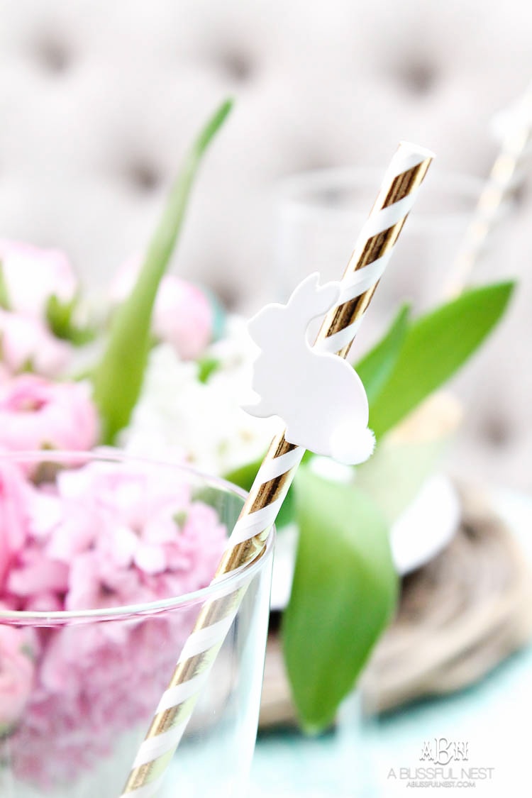 Love these bold and colorful Easter table decor ideas! See more on https://ablissfulnest.com/ #easter #eastertable #easterdecor