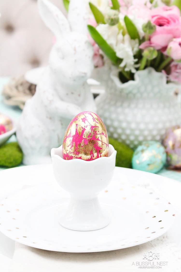 Love these bold and colorful Easter table decor ideas! See more on https://ablissfulnest.com/ #easter #eastertable #easterdecor