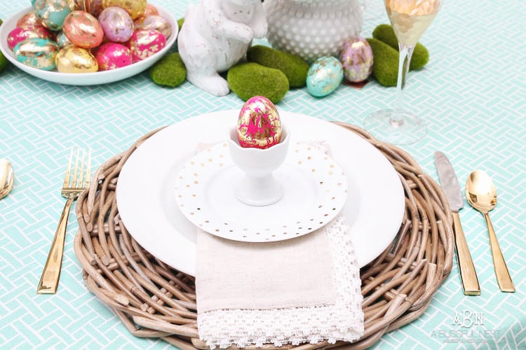 Love these bold and colorful Easter table decor ideas! See more on https://ablissfulnest.com/ #easter #eastertable #easterdecor