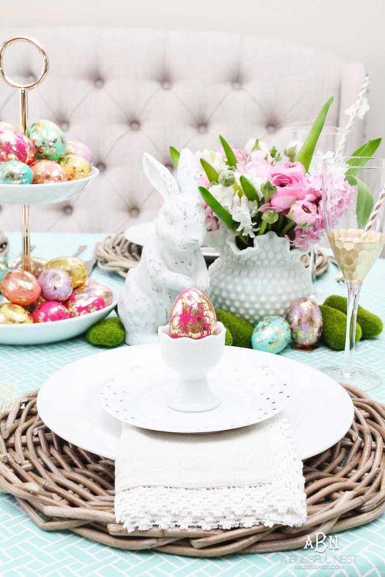 Love these bold and colorful Easter table decor ideas! See more on https://ablissfulnest.com/ #easter #eastertable #easterdecor