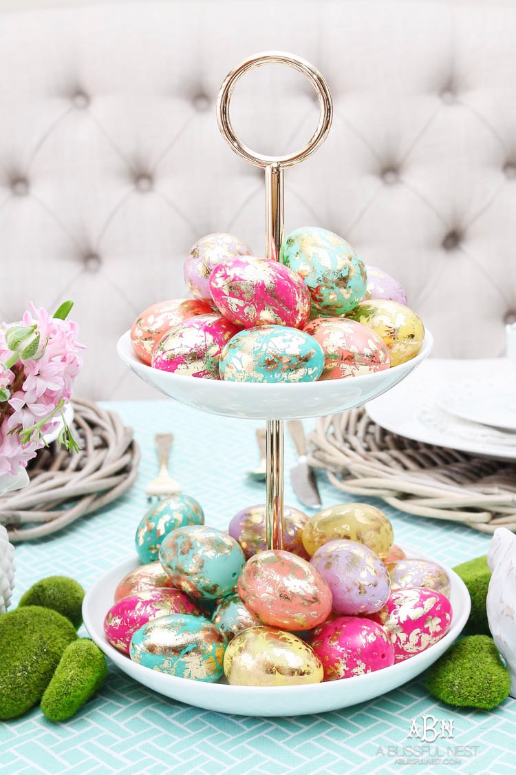 Love these bold and colorful Easter table decor ideas! See more on https://ablissfulnest.com/ #easter #eastertable #easterdecor