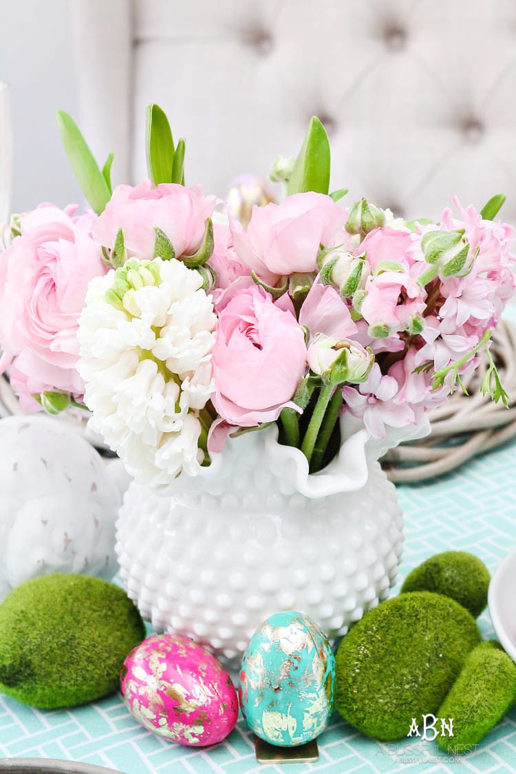 Love these bold and colorful Easter table decor ideas! See more on https://ablissfulnest.com/ #easter #eastertable #easterdecor