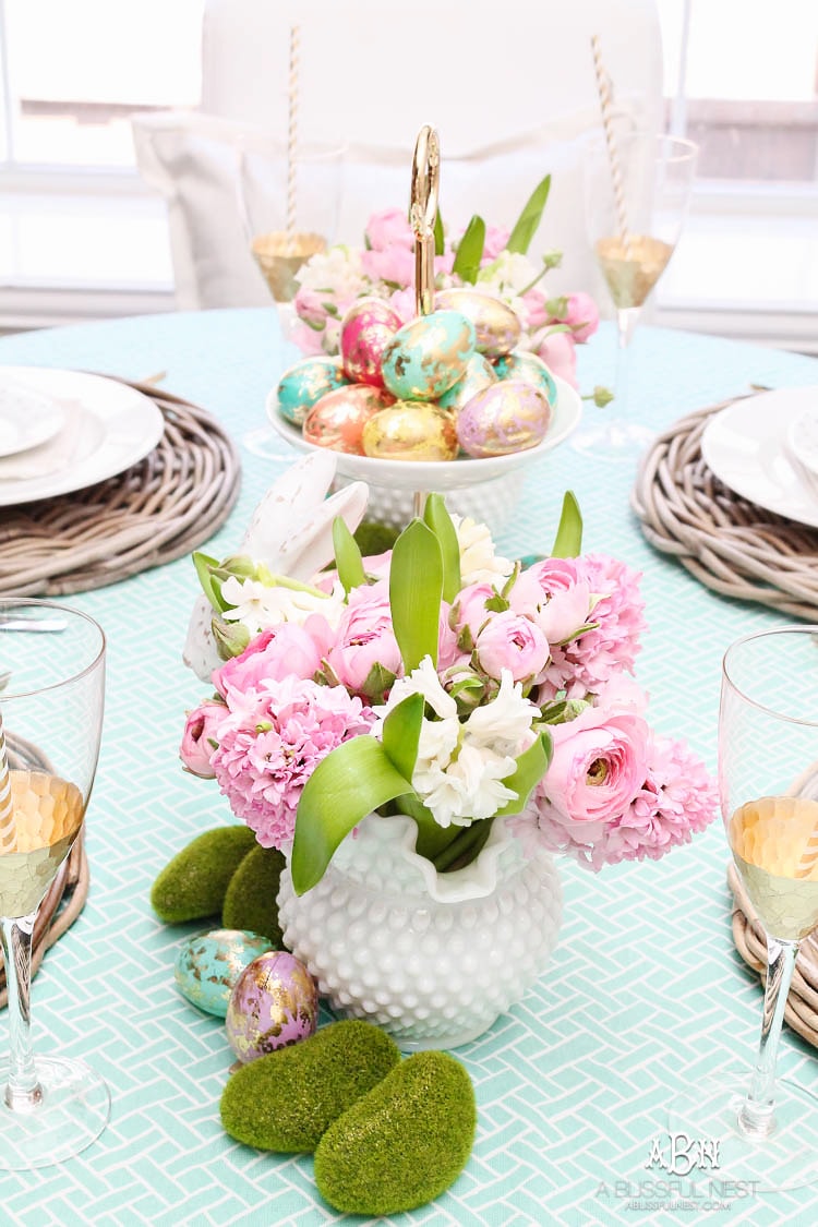 Love these bold and colorful Easter table decor ideas! See more on https://ablissfulnest.com/ #easter #eastertable #easterdecor