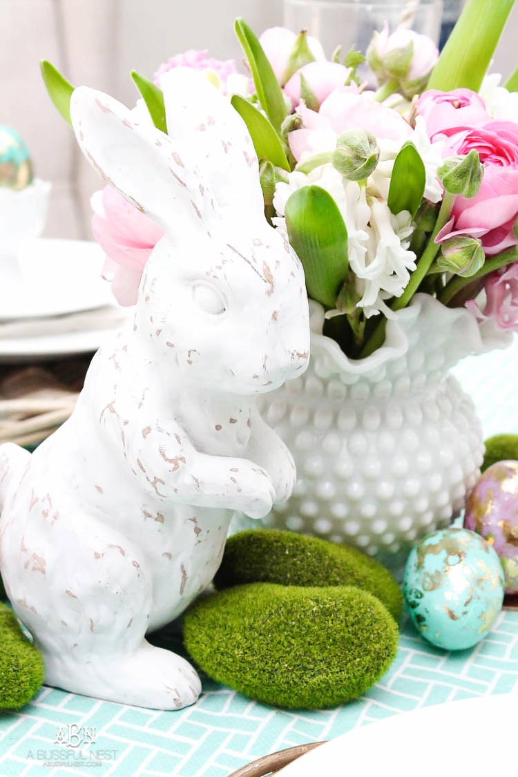 Love these bold and colorful Easter table decor ideas! See more on https://ablissfulnest.com/ #easter #eastertable #easterdecor