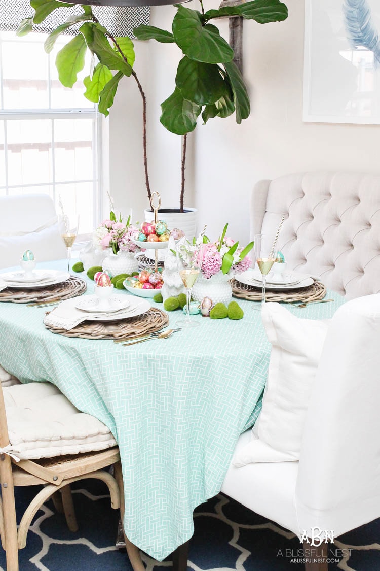 Love these bold and colorful Easter table decor ideas! See more on https://ablissfulnest.com/ #easter #eastertable #easterdecor