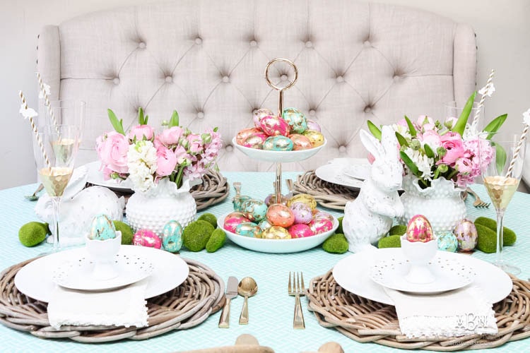 Love these bold and colorful Easter table decor ideas! See more on https://ablissfulnest.com/ #easter #eastertable #easterdecor