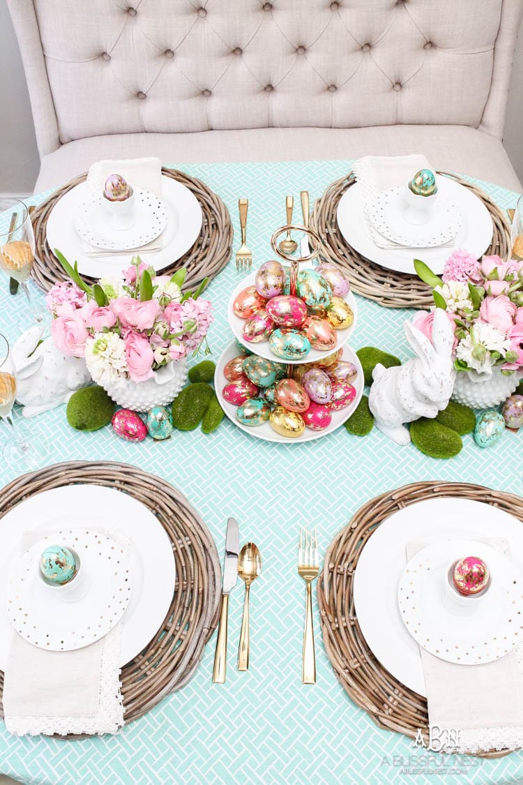 Love these bold and colorful Easter table decor ideas! See more on https://ablissfulnest.com/ #easter #eastertable #easterdecor