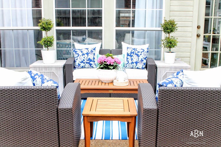 These are such easy tips to update your summer backyard patio for the season! See more on https://ablissfulnest.com/ #patio #backyardideas 