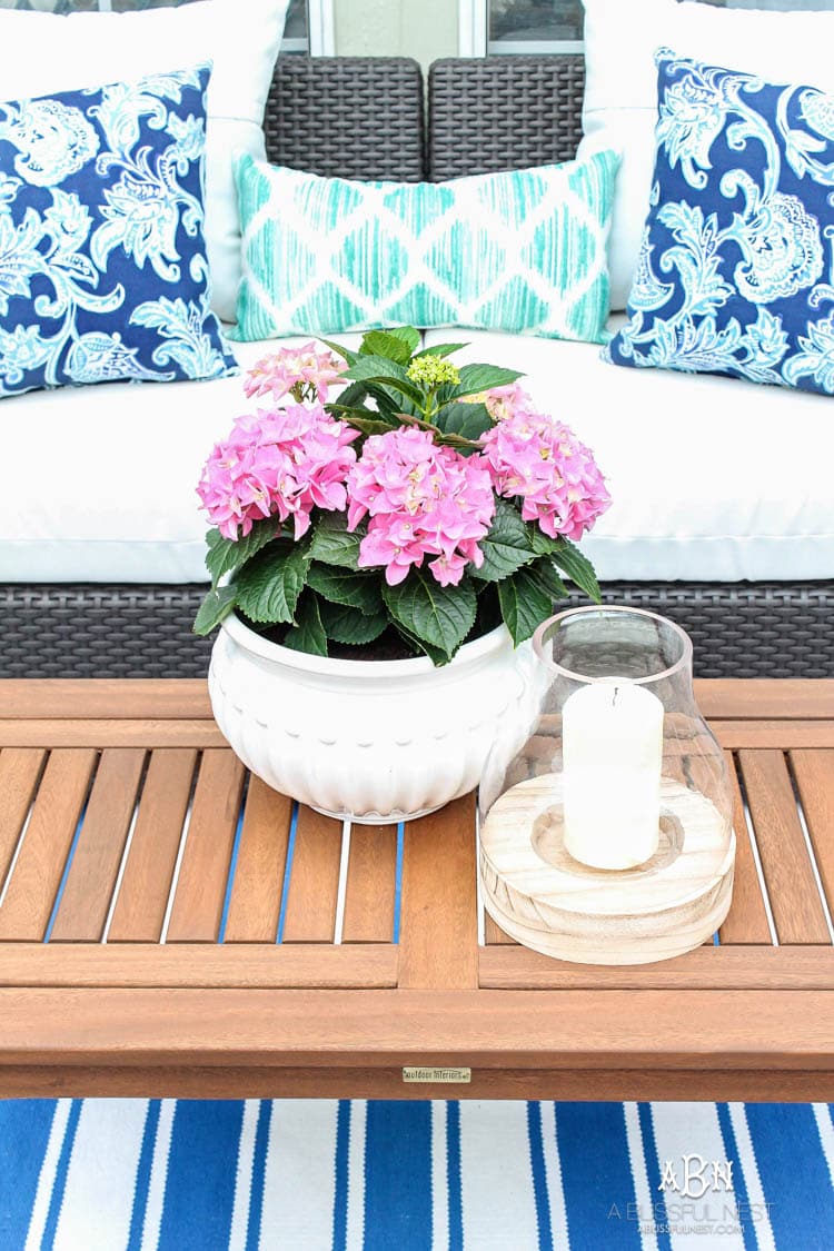 These are such easy tips to update your summer backyard patio for the season! See more on https://ablissfulnest.com/ #patio #backyardideas