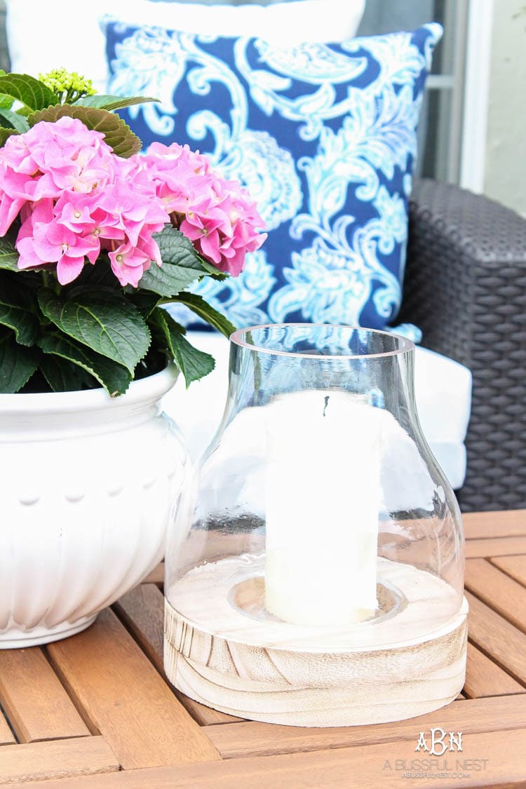 These are such easy tips to update your summer backyard patio for the season! See more on https://ablissfulnest.com/ #patio #backyardideas