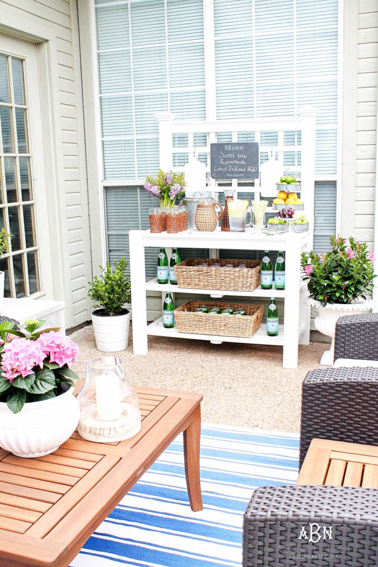 These are such easy tips to update your summer backyard patio for the season! See more on https://ablissfulnest.com/ #patio #backyardideas