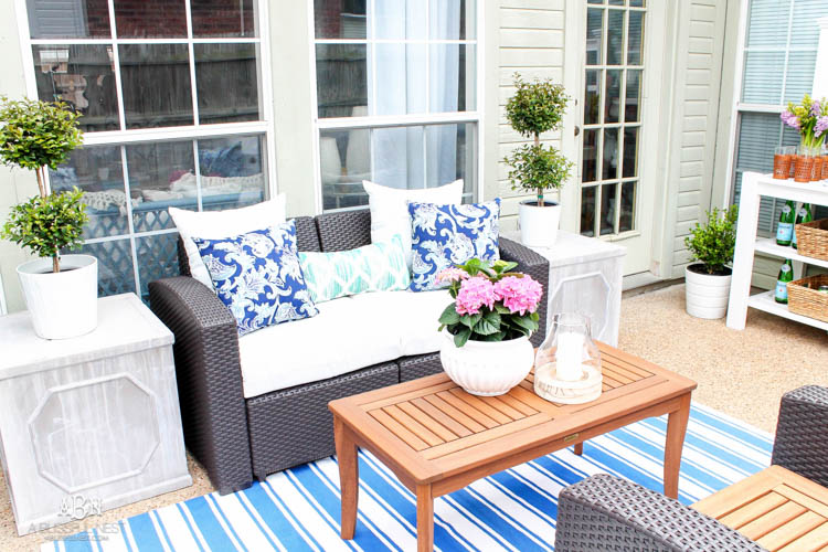 These are such easy tips to update your summer backyard patio for the season! See more on https://ablissfulnest.com/ #patio #backyardideas