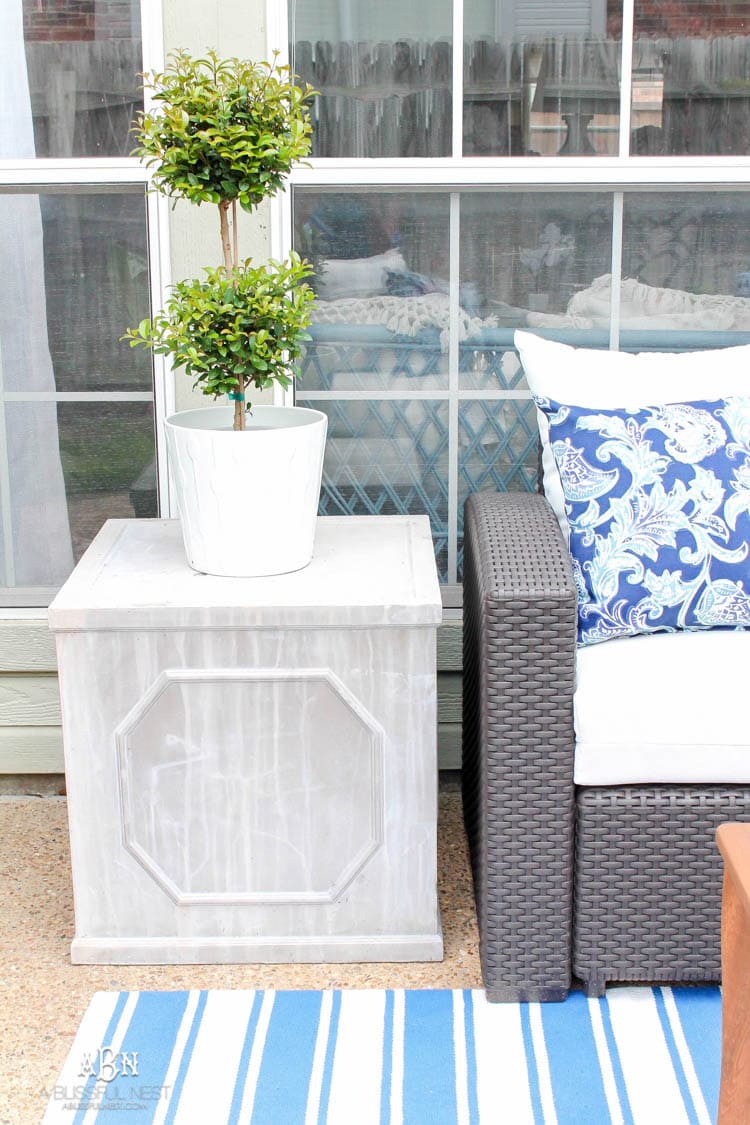 These are such easy tips to update your summer backyard patio for the season! See more on https://ablissfulnest.com/ #patio #backyardideas 
