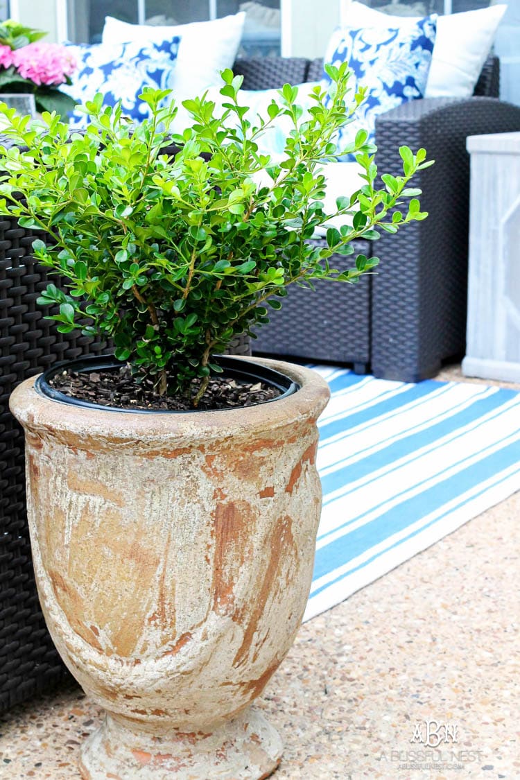 These are such easy tips to update your summer backyard patio for the season! See more on https://ablissfulnest.com/ #patio #backyardideas 