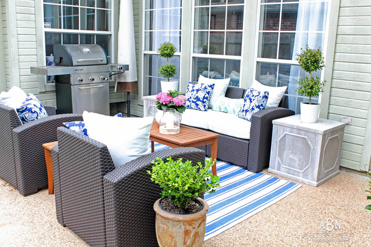 These are such easy tips to update your summer backyard patio for the season! See more on https://ablissfulnest.com/ #patio #backyardideas 