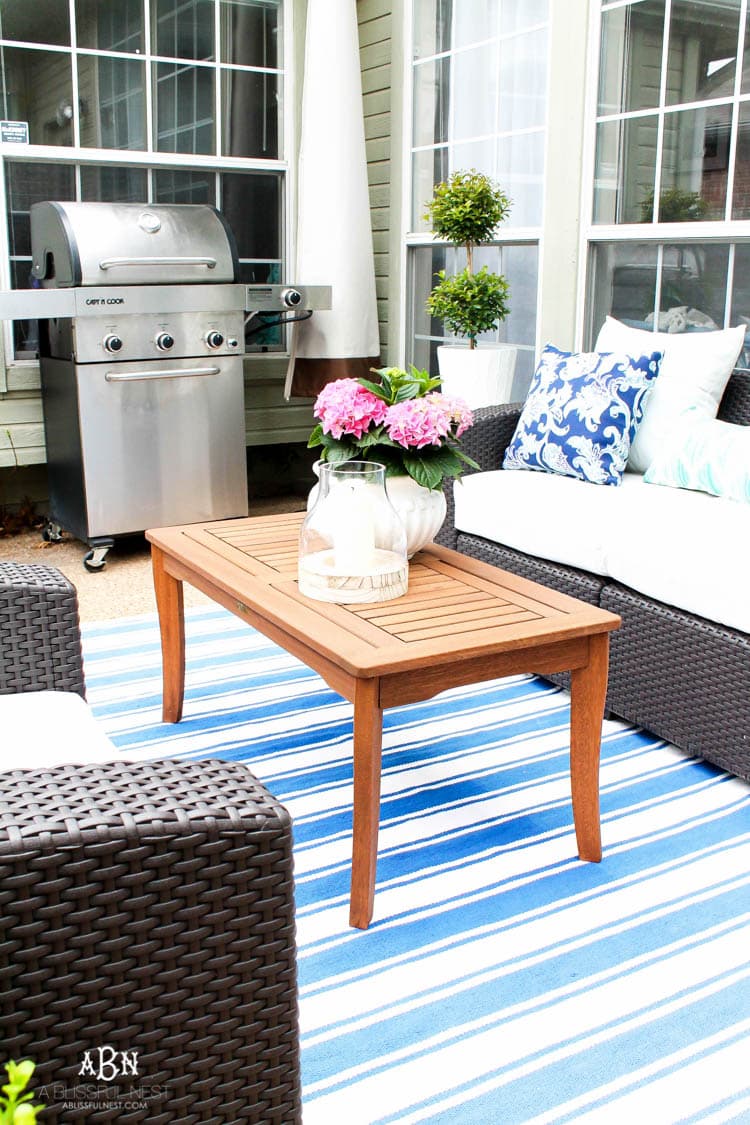 These are such easy tips to update your summer backyard patio for the season! See more on https://ablissfulnest.com/ #patio #backyardideas 