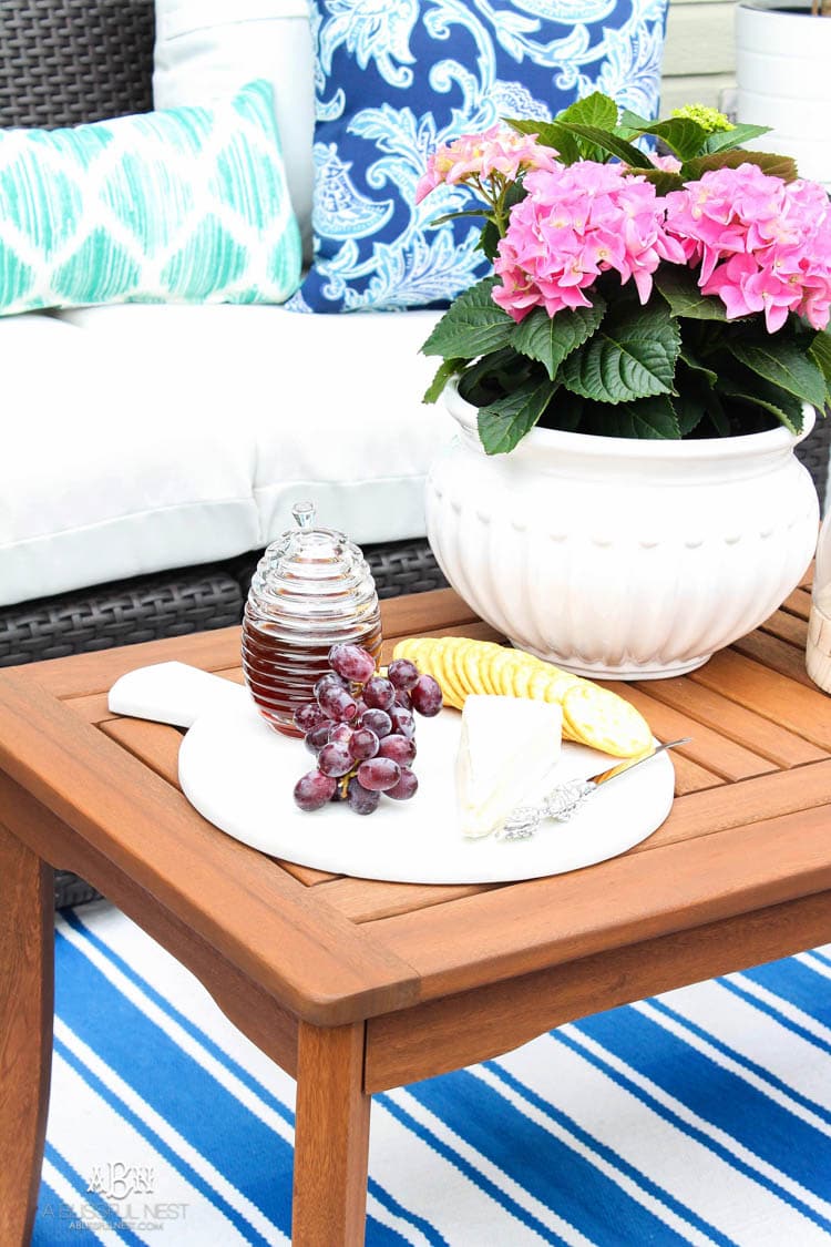 These are such easy tips to update your summer backyard patio for the season! See more on https://ablissfulnest.com/ #patio #backyardideas