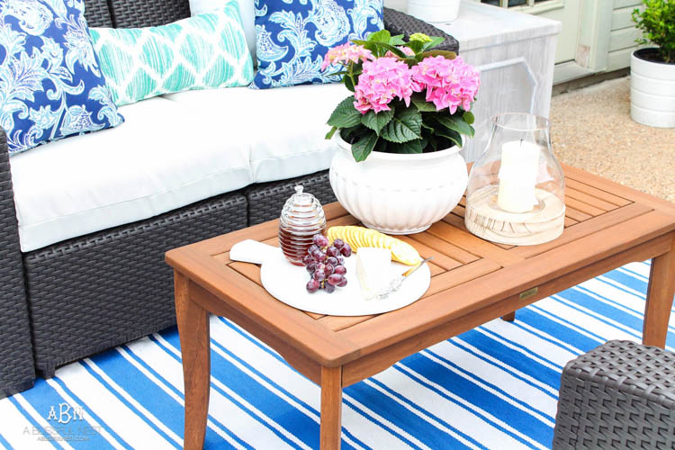 These are such easy tips to update your summer backyard patio for the season! See more on https://ablissfulnest.com/ #patio #backyardideas