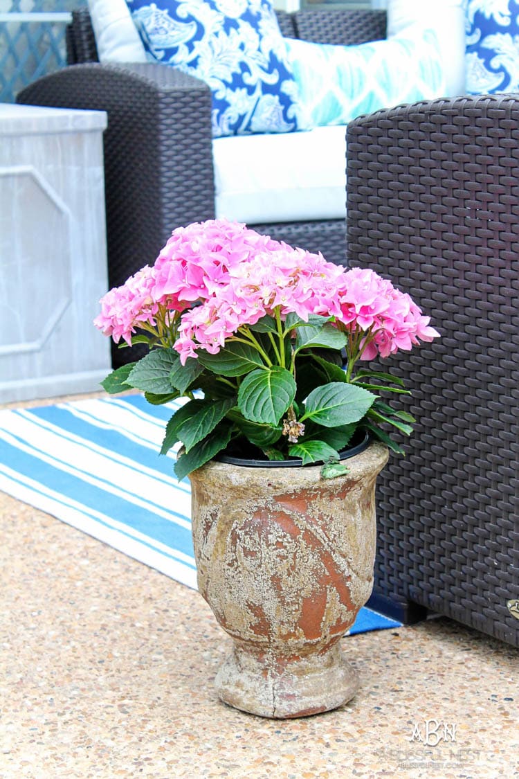 These are such easy tips to update your summer backyard patio for the season! See more on https://ablissfulnest.com/ #patio #backyardideas