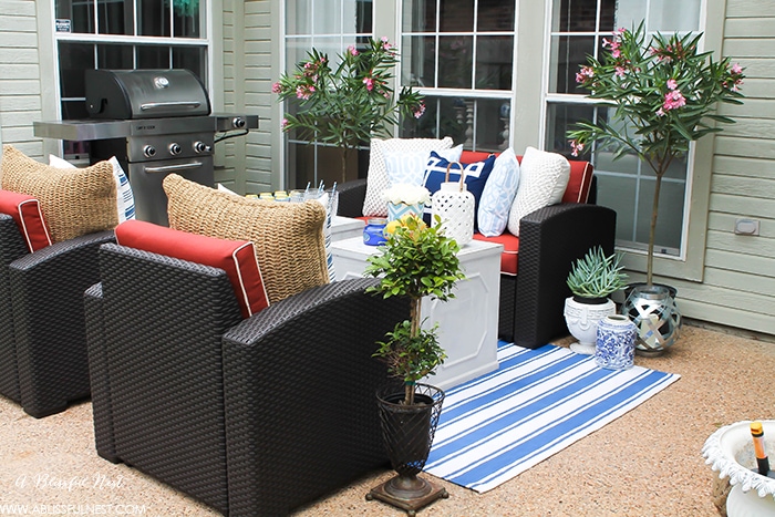 These are such easy tips to update your summer backyard patio for the season! See more on https://ablissfulnest.com/ #patio #backyardideas