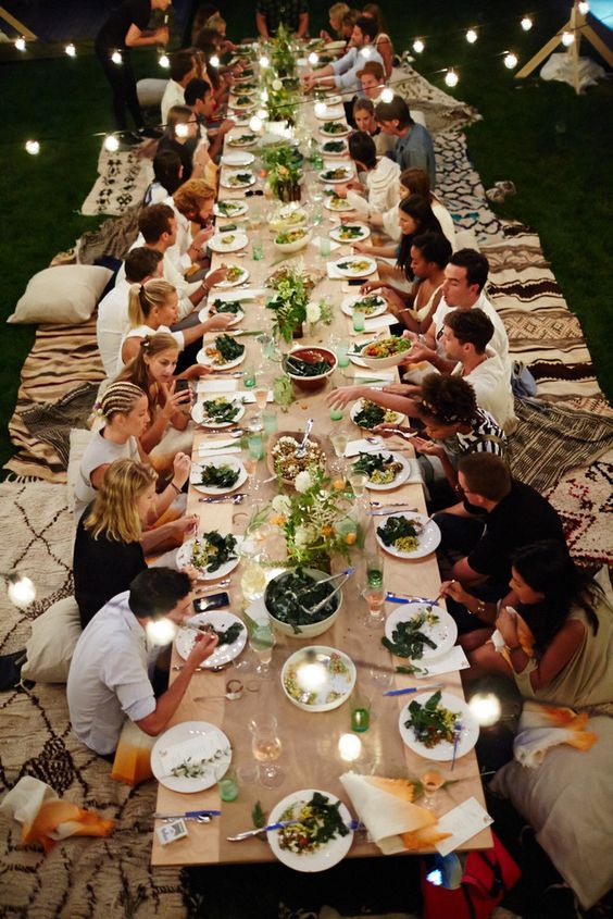 Easy tips to follow to have a summer table for evening or morning brunches this summer. For all the ideas visit www.ablissfulnest.com #outdoorliving #summerparties