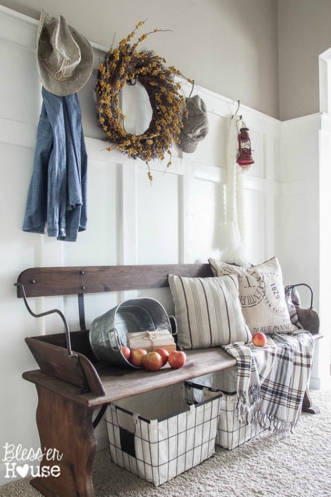 Adore this fall entryway by Bless'er House. Grab the best fall entryway ideas on https:ablissfulnest.com/ #falldecor #falldecorating #fallentrydecor