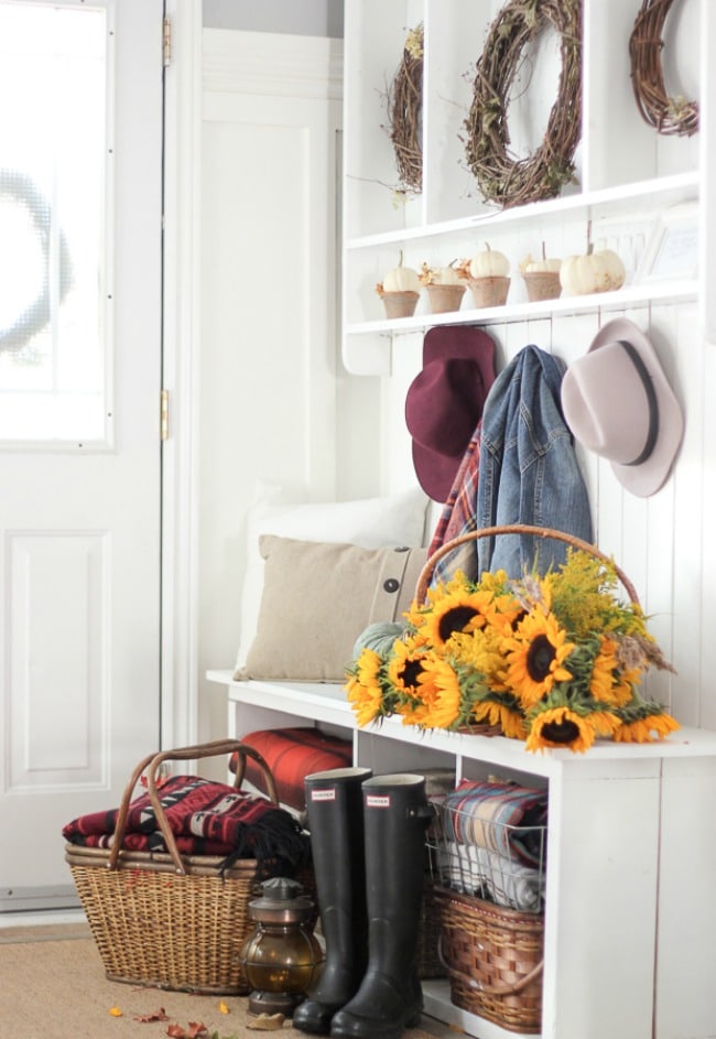 Adore this fall entryway by Craftberry Bush. Grab the best fall entryway ideas on https:ablissfulnest.com/ #falldecor #falldecorating #fallentrydecor