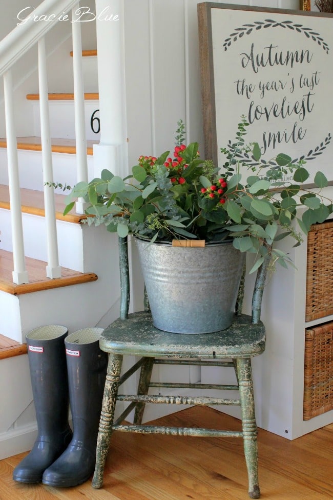 Adore this fall entryway by Gracie Blue. Grab the best fall entryway ideas on https:ablissfulnest.com/ #falldecor #falldecorating #fallentrydecor