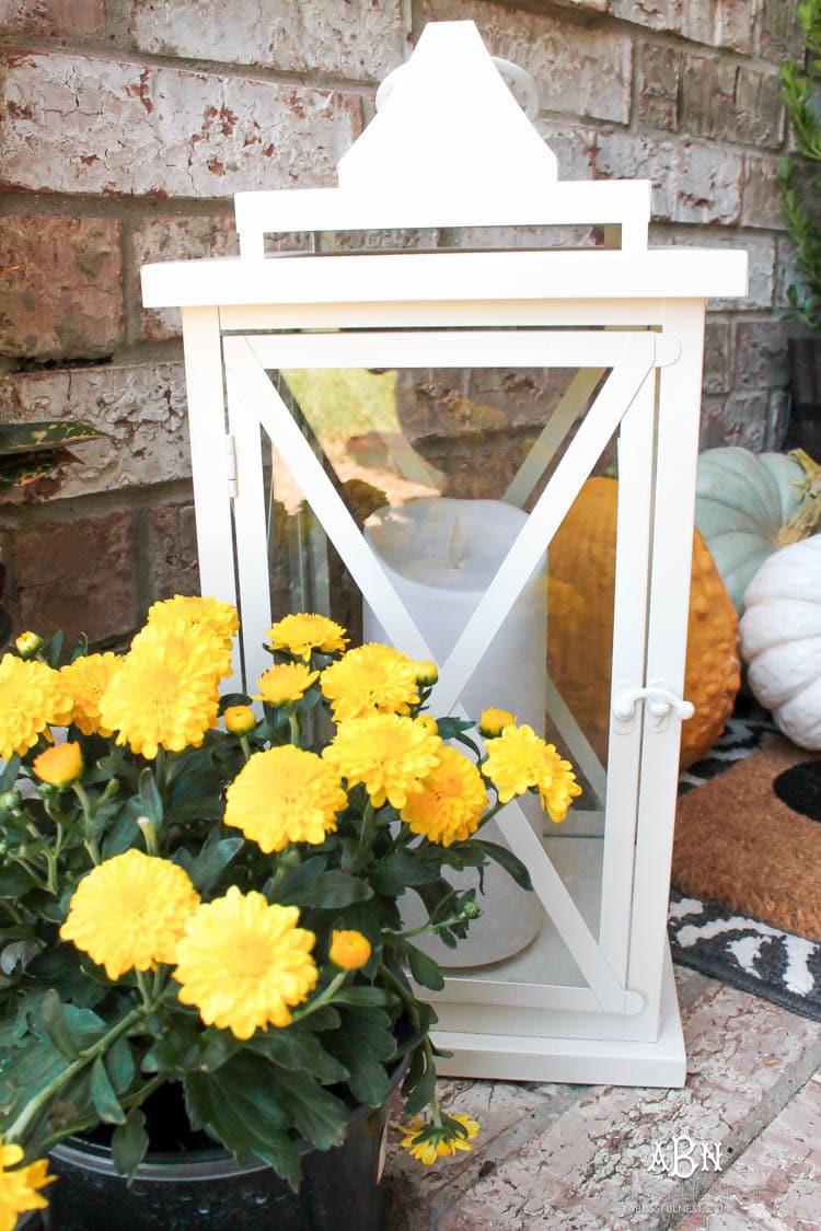 Classic colors with a pop of pattern make this gorgeous fall front porch! #fallfrontporch #falldecorideas