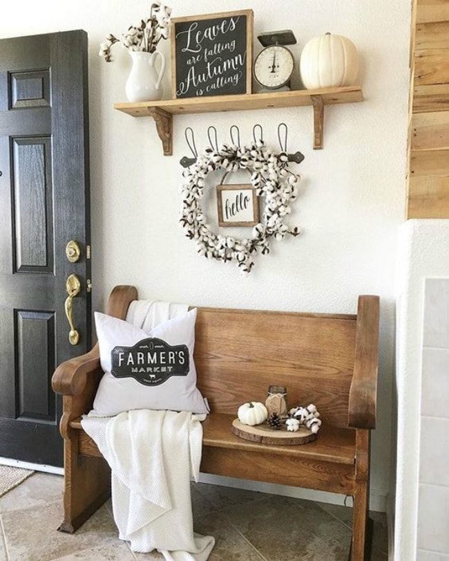 Adore this fall entryway by Nelly Friedel. Grab the best fall entryway ideas on https:ablissfulnest.com/ #falldecor #falldecorating #fallentrydecor