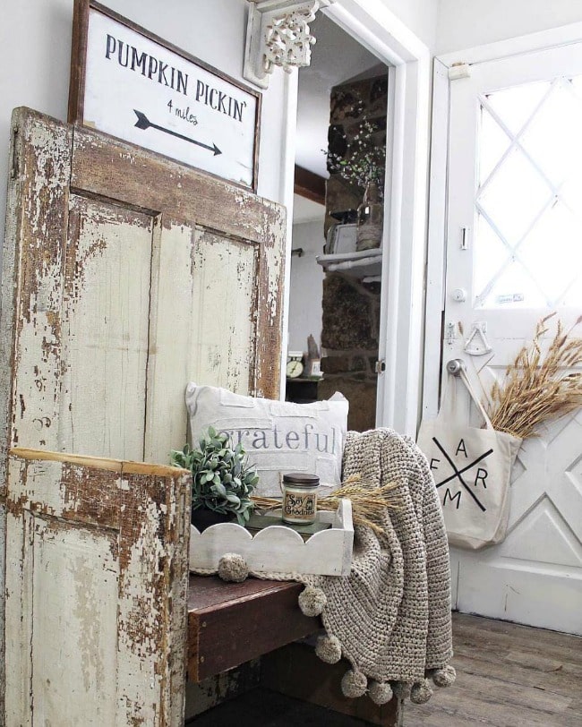 Adore this fall entryway by Pink Ribbon Cottage. Grab the best fall entryway ideas on https:ablissfulnest.com/ #falldecor #falldecorating #fallentrydecor