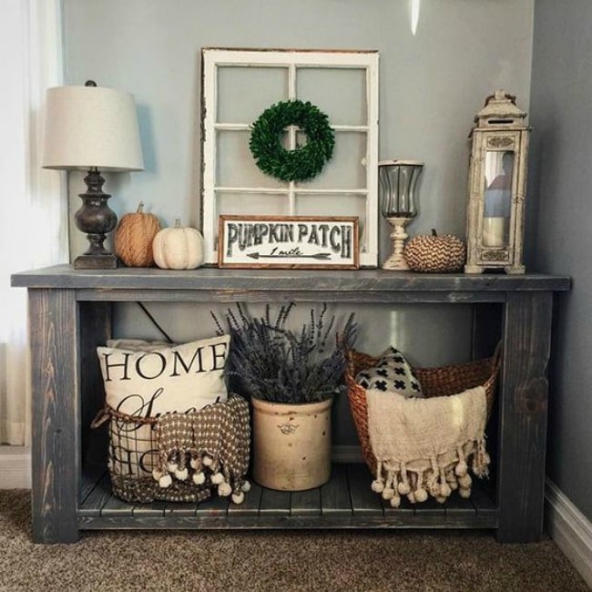 Adore this fall entryway by Sugar Creek Craftsman. Grab the best fall entryway ideas on https:ablissfulnest.com/ #falldecor #falldecorating #fallentrydecor