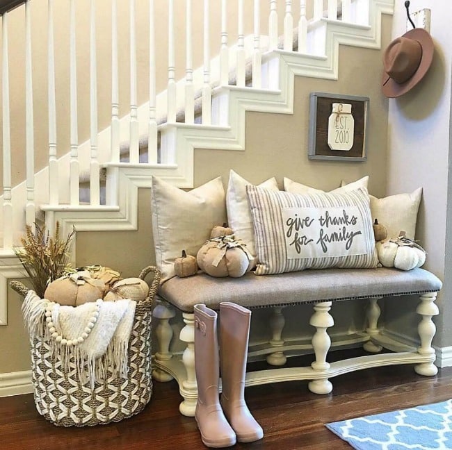 Adore this fall entryway by The Downtown Aly. Grab the best fall entryway ideas on https:ablissfulnest.com/ #falldecor #falldecorating #fallentrydecor